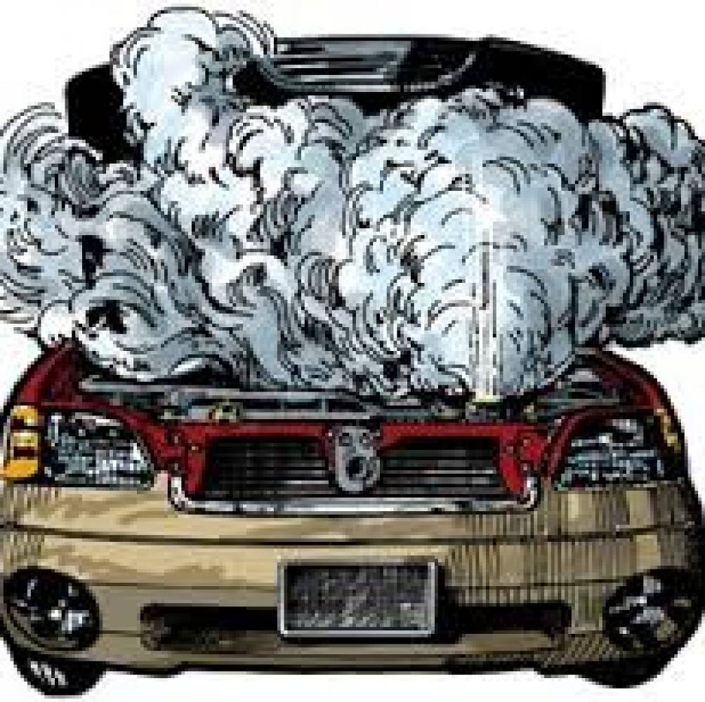 Капот пошел дым. Дым из капота машины. Машина кипит. Дымящийся капот. Перегрев двигателя автомобиля.